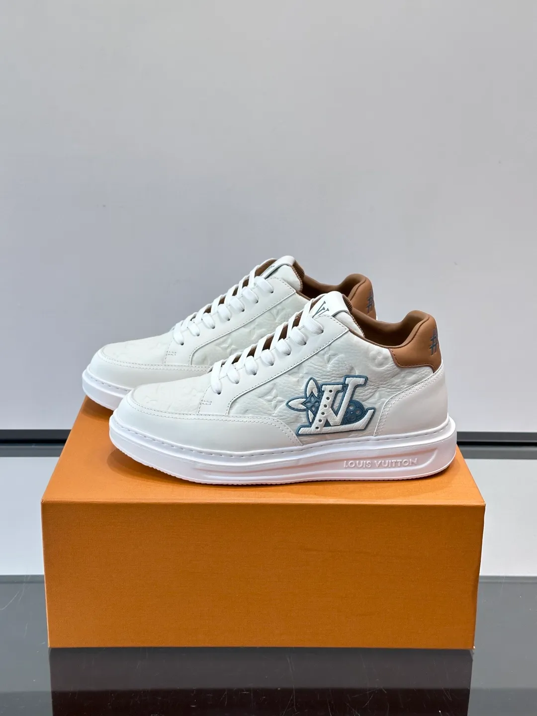 Men's shoes 💰p400 "＊OUIS ＊UITTO＊" Men's sports shoes, grained cow leather are low-key and recognizable. The rubber sole is thick and lightweight, the padded insole + technical lining make it super comfortable to wear! The main color with brown details is versatile and fashionable, and can be worn for daily leisure or business ~ LV embossing on the side of the shoe + brand logo on the sole, perfect details! size: 38-44 (45 customized)